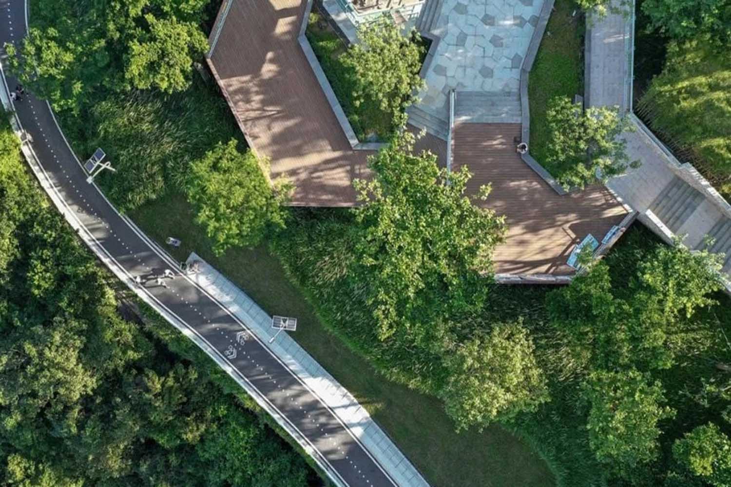 dassoXTR Fused Bamboo® Decking Epic Cognac New coastal decks (dassoXTR Fused Bamboo Decking) for Yantian costal promenade after it was damaged by Typhoon Mangkhut in 2018. The rebuilding project, extending nearly 19.5km, starts at the ancient tower in Zhongying Street and extends alongside the Golden Bay Beach, connecting Shatoujiao, Yantian Port, Dameisha and Xiaomeisha Beach. Besides, three stations were built at the junction of the coastal promenade and Yantian greenway, each with a library covering an area of more than 80 sqm. 